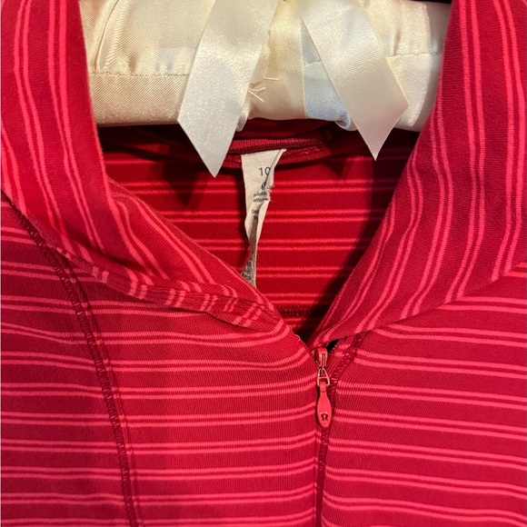 Lululemon long sleeved to, size 10. Barely worn. - Picture 3 of 3